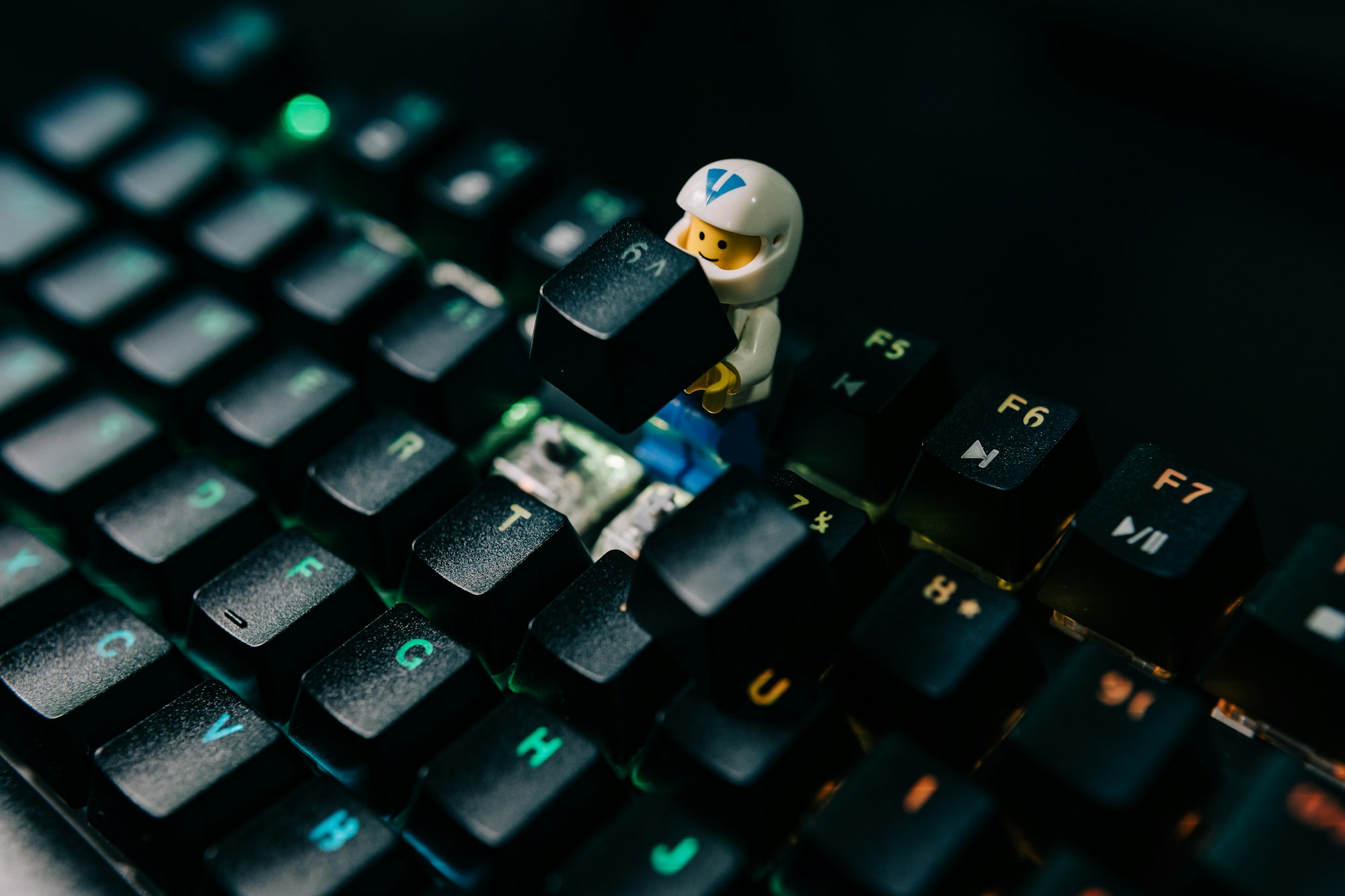 Jeehut's tweet card. Swift macros are powerful but can break your CI pipeline with trust errors. Learn how to implement a simple post-clone script that solves the "Target must be enabled" error in Xcode Cloud once and...