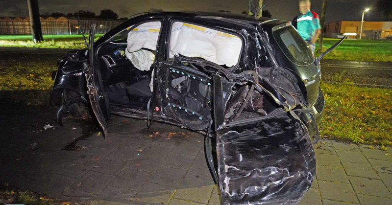 Auto zwaar beschadigd bij ongeval op Roermondseweg