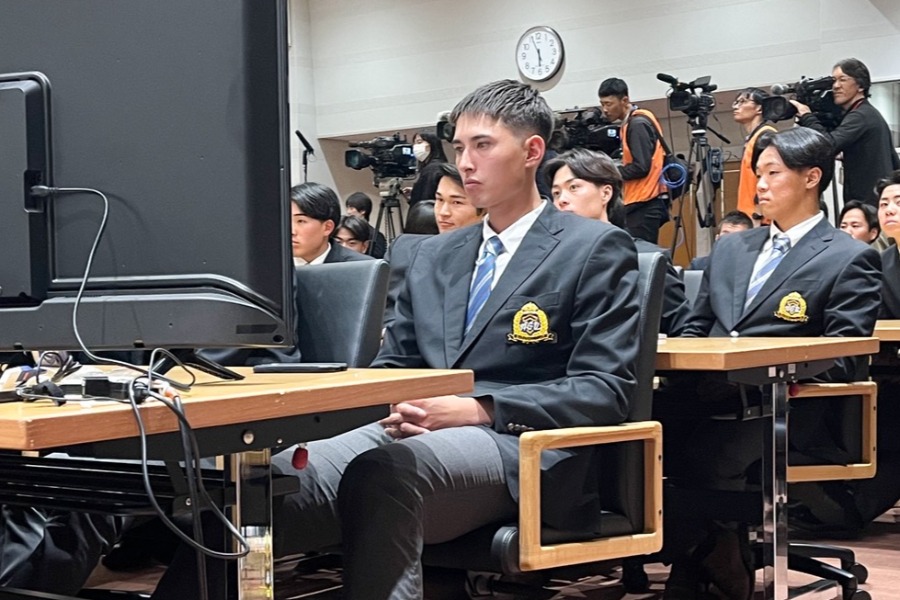 arai_san_28's tweet card. 指名漏れとなった青学のヴァデルナ・マイコルフェルガス【写真：湯浅大】 まっさきに退室…手を叩きながら「明日勝とう」　無常な時間は刻々と過ぎていった。約