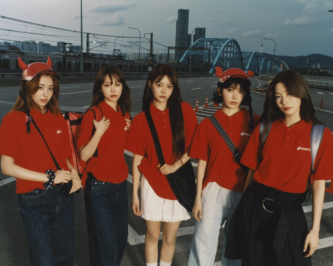 SOURCEMUSIC's tweet card. ‘컴백’ 르세라핌 “‘스파게티’ 신나는 곡, 재미있게 활동하겠다”[일문일답]