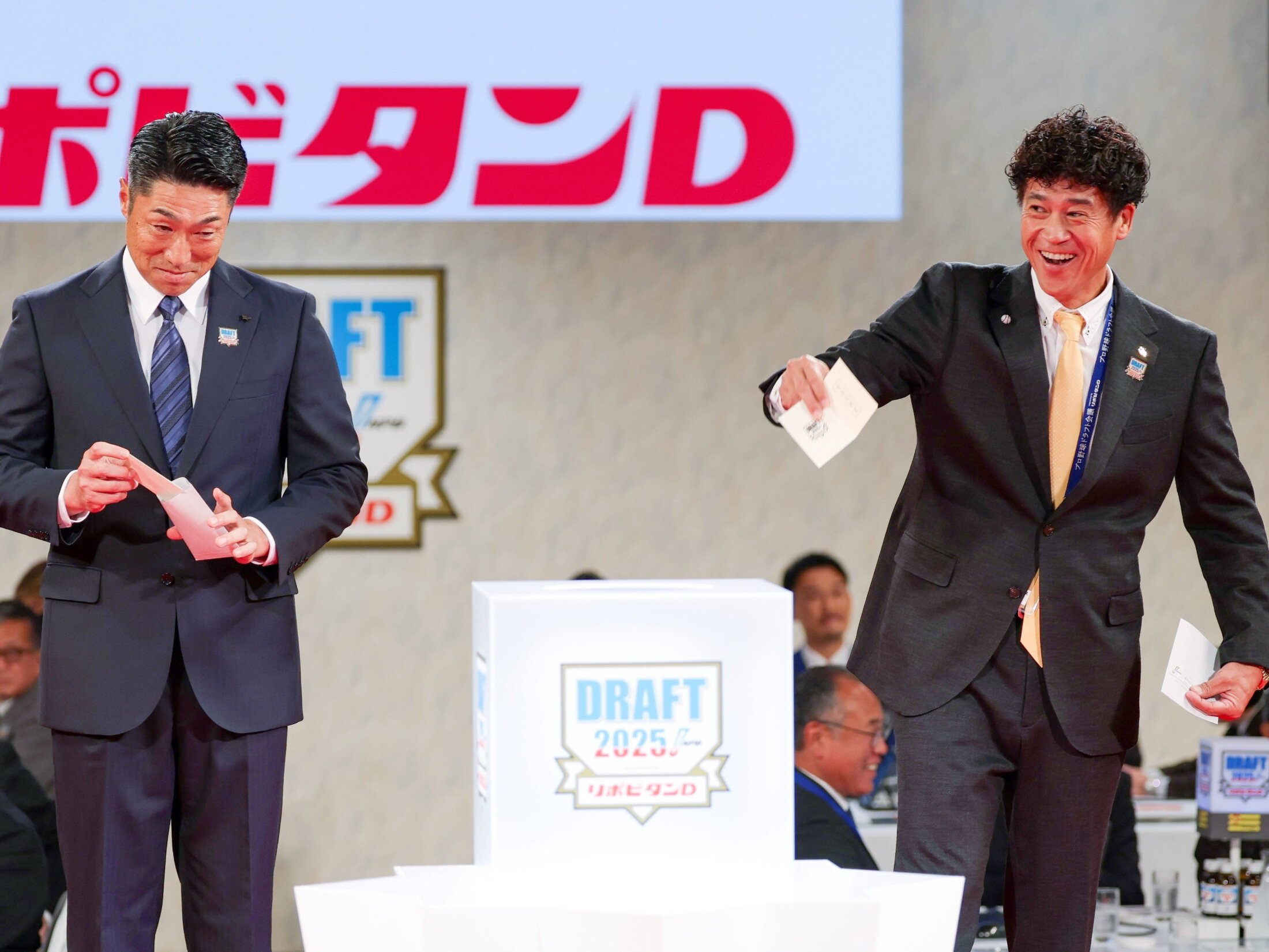 turukameYS's tweet card. 　大きなどよめきが2度、ドラフト会場を席巻した。 「第1巡選択希望選手　佐々木麟太郎」 　横浜DeNAベイスターズの指名にまず、驚きの声。さらに福岡ソフトバンクホークスの指名重複で、ボルテージは