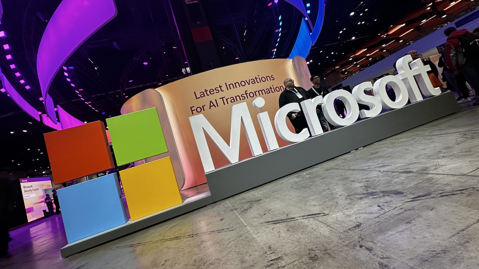 aono's tweet card. 　米Microsoft（マイクロソフト）が日本で直販を導入する方針であることが日経クロステックの取材で分かった。同社との取引額が大きい一部の大手企業を対象とする方向で調整している。日本の企業向け市場において、マイクロソフトはパートナー経由の間接販売を主体としており、直販の導入は販売戦略の転換になる。