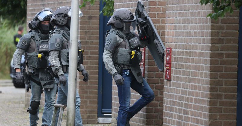 Man zwaait met vuurwapen op balkon tijdens feestje