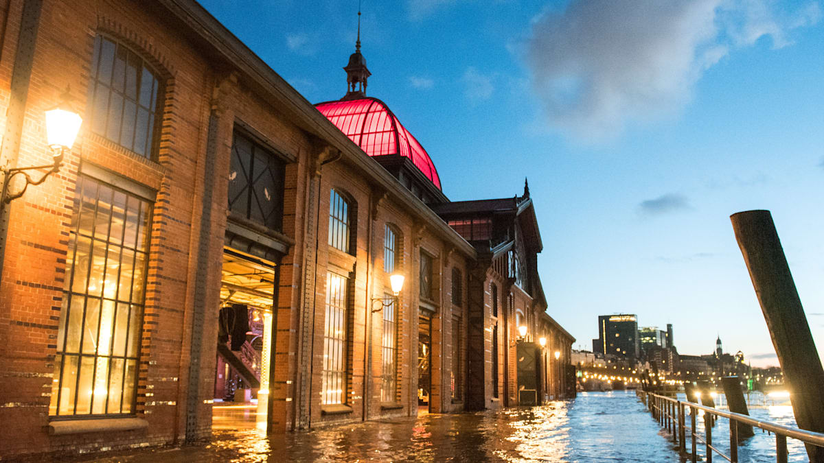 wyschilgod2019's tweet card. Ein Sturmtief sorgt am Freitag für eine besondere Wetterlage im Norden. In Hamburg und an der Nordseeküste steigen die Pegel deutlich über das mittlere Hochwasser – der Fischmarkt könnte schon am...