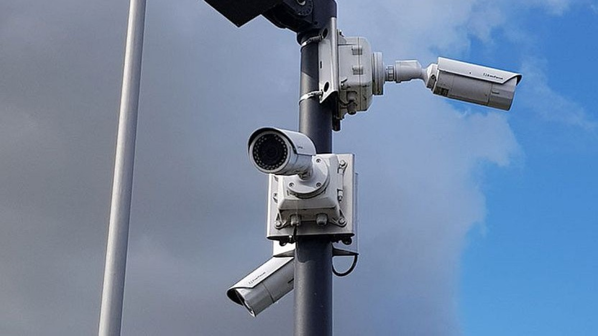 FormlessProcess's tweet card. Die Polizei Frankfurt am Main hat mit einem KI-gestützten Videosystem eine vermisste Jugendliche ausfindig machen können.