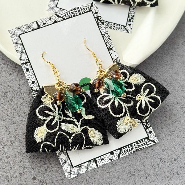 popomidori3's tweet card. 3,300円 | 黒に白い三つ葉とお花の刺繍上品でクールな雰囲気漂うインド刺繍リボンの耳飾り☘️🪷✨ブラウンの手染めビーズとカットが綺麗なグリーンのガラスビーズがちょっとしたアクセントになっています。甘すぎずに格好よく、パンツスタイルなどにも身につけやすいと感じていただけるよ...