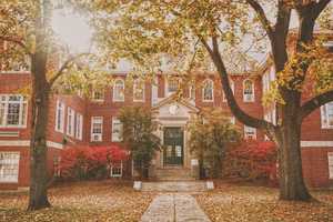 CommonApp's tweet card. Common App essay prompts for 2023-2024 will remain unchanged as last year's prompts received a satisfaction rating of over 95% from students, counselors, advisors, teachers, and colleges.