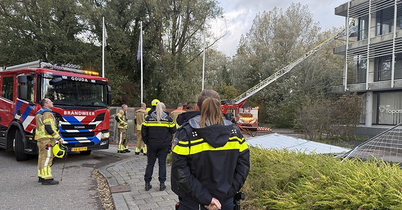 Kantoorpand brandt, rook uit bovenverdieping in Gouda