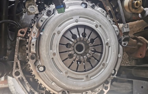 radiokeycode's tweet card. Replacement clutch for a Renault Megane? Here in this article, you can learn how to complete Renault Megane Clutch replacement very fast