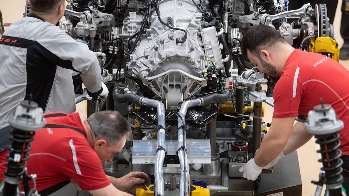 koelnnemez's tweet card. US-Importzölle, Absatzverlust in China, der strategische Schwenk zu mehr Verbrennermodellen: Porsche kämpft gegen die Krise. Eine Milliarde Euro Verlust muss das Unternehmen allein im letzten Quartal...