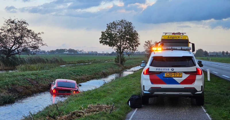 Personenauto te water op provinciale weg bij Noordeloos