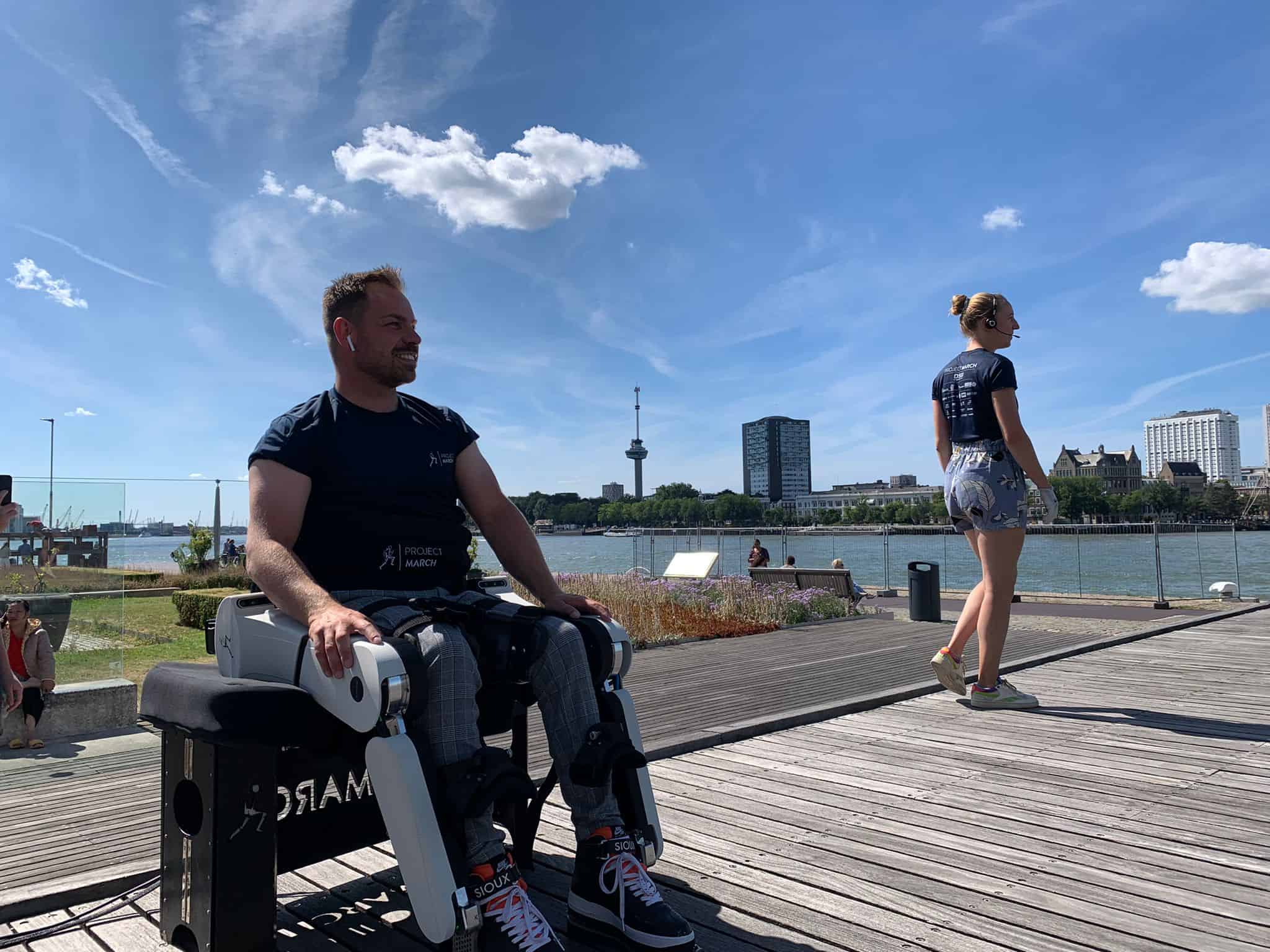 cybathlon's tweet card. Delft students build an exoskeleton that keeps itself balanced. A promising development for paraplegic patients.