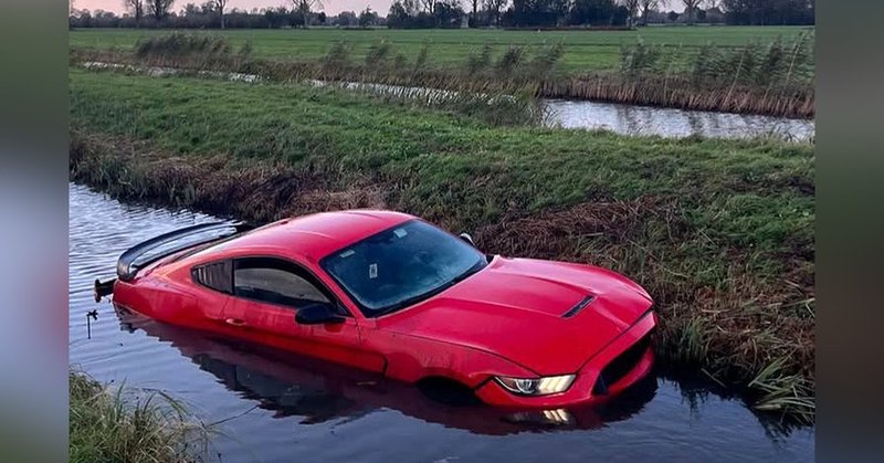 Ford Mustang raakt te water langs N214 bij Noordeloos