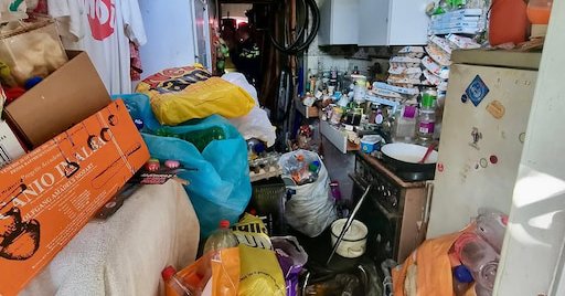 Brandweer moet man uit ernstig vervuilde woning Den Bosch redden