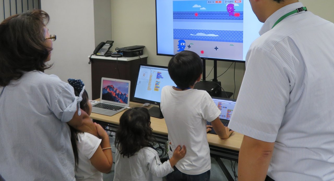 CoderDojo_Ebina's tweet card. CoderDojoは7～17歳の子ども達を対象にした無料（非営利）のプログラミング道場です。 プログラミングで何かを作りたい男の子、プログラミングが好きな女の子など、 プログラミングに興味のある子ども達をお待ちしています。 ※Coderdojoは子ども達自身が自発的に活動していただく場です。 カリキュラムはありませんので、お子さんが興味を持ったことに取り組んでください。 メンターはお子さんか...