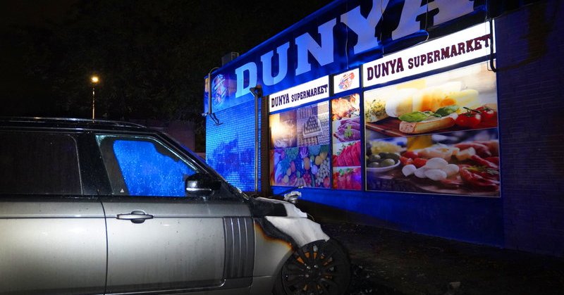 Auto uitgebrand bij supermarkt