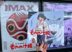 chimu_chimu_c's tweet card. 映画『もののけ姫』が2025年10月24日より、期間限定で全国のIMAX劇場にて上映開始した。しかもスタジオジブリ監修の、4Kデジタルリマスター版である。 公開当時（1997年）母親と、同級生と連れ立って見に行った覚えのある筆者。もちろんその後も、幾度となくテレビやレンタルなどで見返してきた。 しかし再び、映画館で同作を見るとどのような気持ちになるのか。28年ぶりに、映画館で『もののけ姫』を浴びて