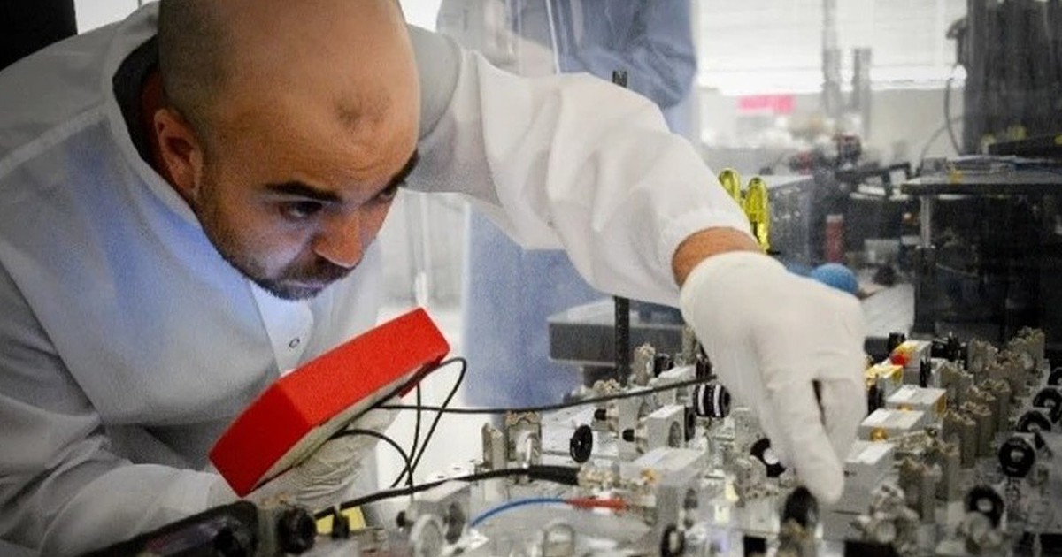 TeKNoticias_'s tweet card. Depois de testes bem sucedidos, a Microsoft e Atom Computing estão a planear o lançamento de computadores quânticos com mais de 1.000 qubits físicos