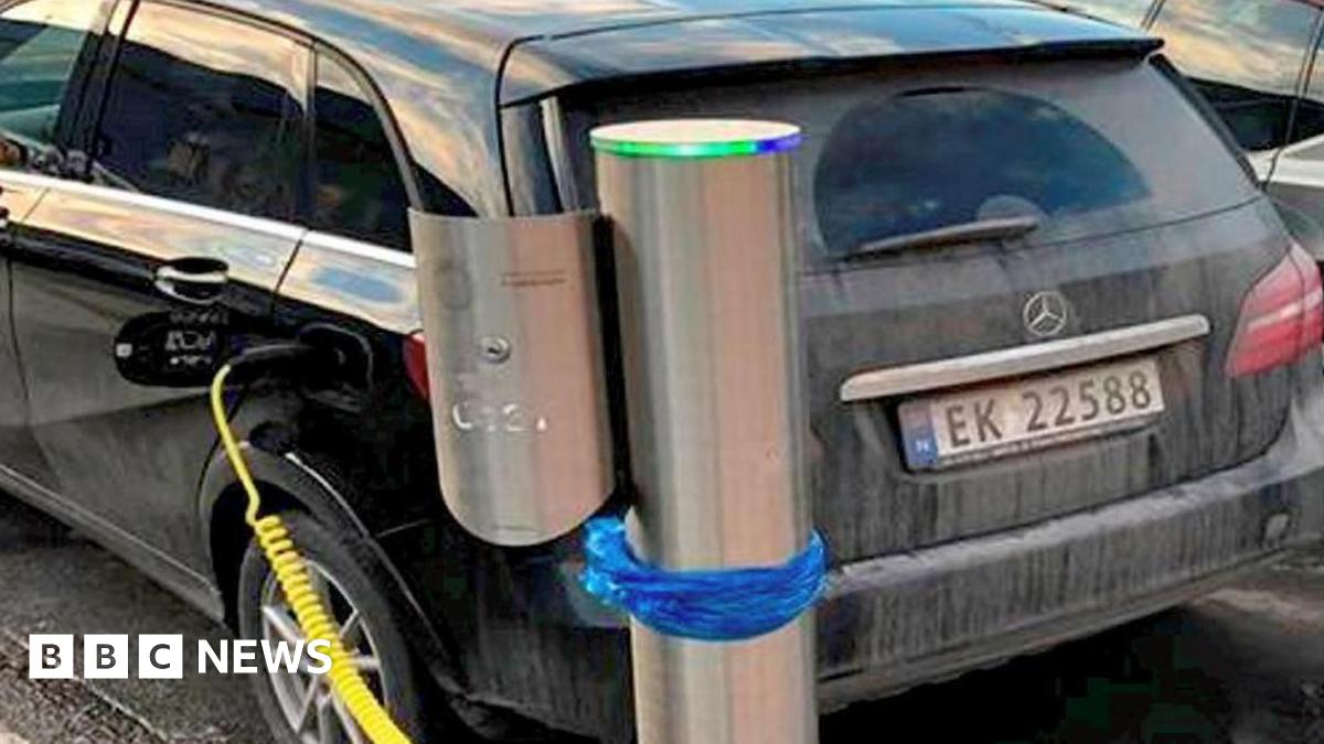 EVolutionAlerts's tweet card. Norway, one of the world's largest oil exporters, now has more electric cars on its roads than petrol-driven ones.