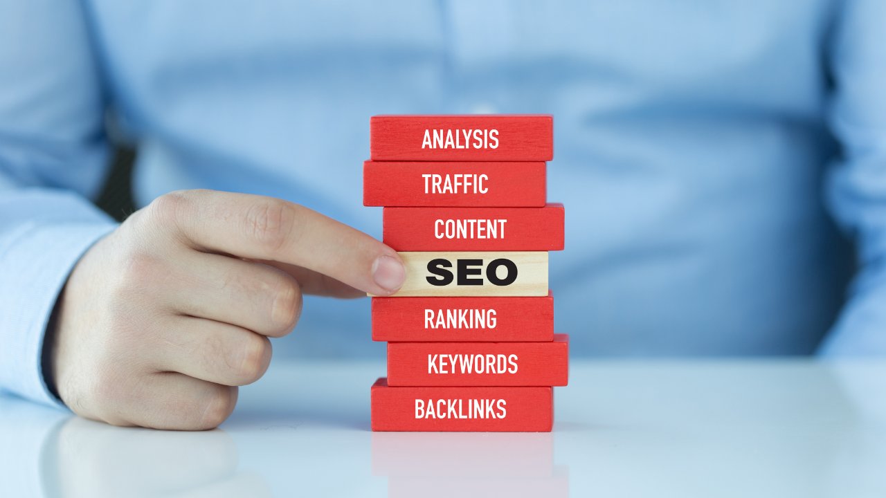 _codestack's tweet card. Realiza una auditoría SEO completa para mejorar el posicionamiento de tu sitio web y atraer más tráfico gracias a este artículo.