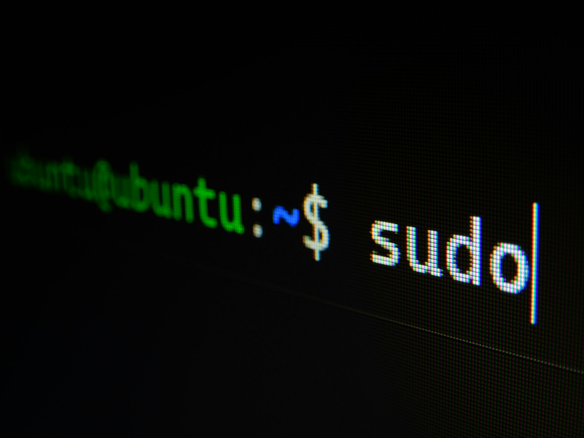 GeekyTheory's tweet card. Al instalar una distribución GNU/Linux, lo primero que se suele hacer es ejecutar los siguientes comandos de actualización del sistema: sudo apt-get update sudo apt-get upgrade Sin embargo, en Debian...