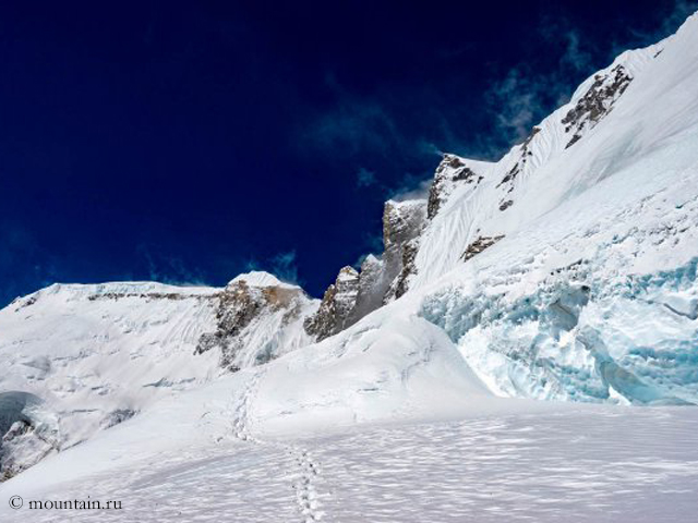 Springinsfeld's tweet card. “We have decided to go down. We can’t get to the night camp behind the hollow (on the summit ridge) in one day. We have neither the time nor the strength to make it. Today we’ll collect the equipme...