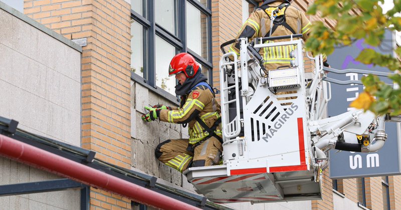Loszittende geveltegels houden brandweer bezig