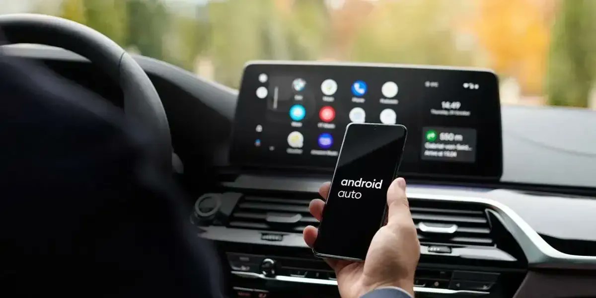 Androidphoria's tweet card. Si quieres saber cuáles son las mejores opciones de desarrollador en Android Auto aquí te mostraremos cinco opciones excelentes.