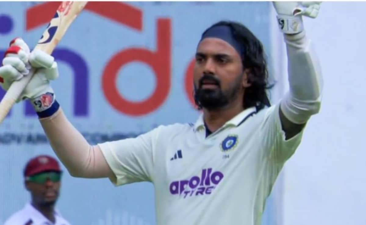 NDTVSportsHindi's tweet card. India vs West Indies: पहले दिन अर्द्धशतक पर नाबाद केएल राहुल दूसरे दिन करियर का 11वां शतक जड़ने में सफल रहे, लेकिन 100 का आंकड़ा पूरा होते ही पवेलियन लौट गए