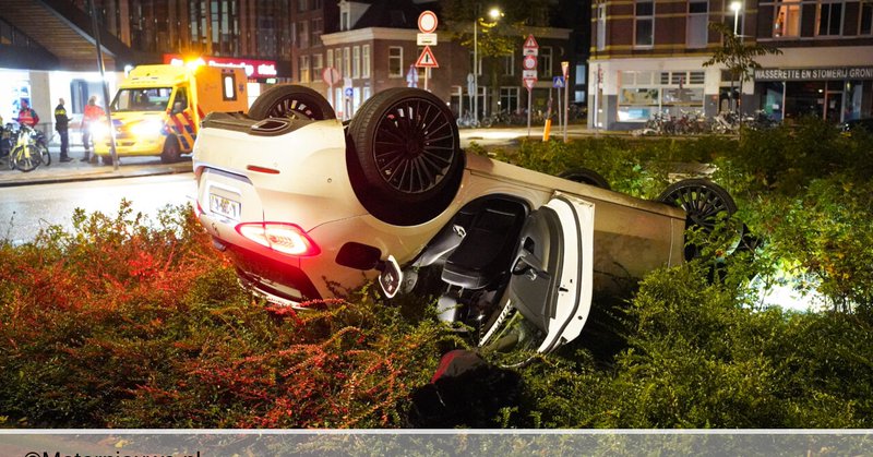 Auto op de kop bij zwaar ongeluk in Groningen