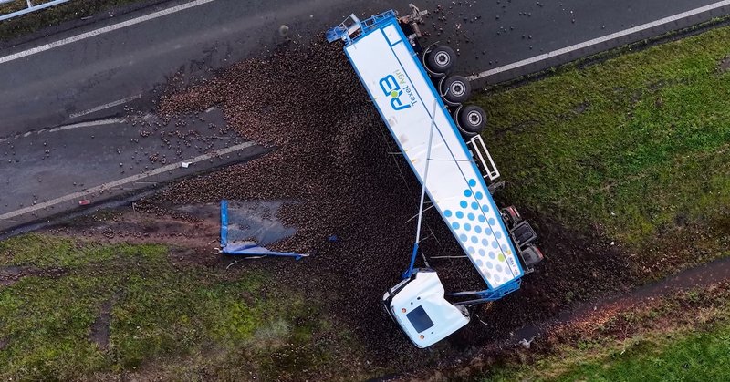 Vrachtwagen met aardappelen gekanteld op N381