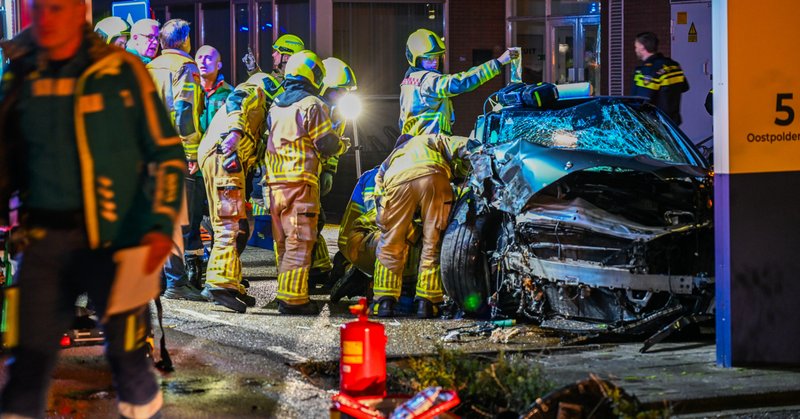 Brandweer bevrijdt slachtoffer uit auto na botsing tegen boom
