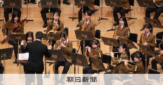 OSYhRtlLGAsZv9b's tweet card. 　「簡単でコンクール映えしない」などと言われ、一時は全日本吹奏楽コンクールから姿を消した名作曲家アルフレッド・リード（1921～2005）の作品。今大会、復活を遂げ、高校の部で三つの名演を生んだ。　1…