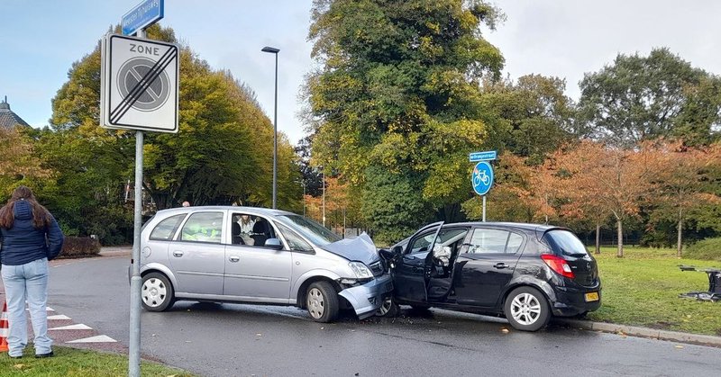 Frontale botsing auto's in Nijverdal