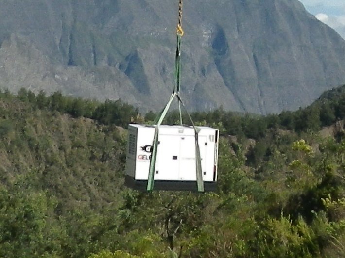 Groupe_Gelec's tweet card. Habitation en site isolé située dans le cirque de Mafate à La Réunion. Hélitreuillage d’un groupe électrogène GELEC 25 kVA (endroit difficile d'accès)...