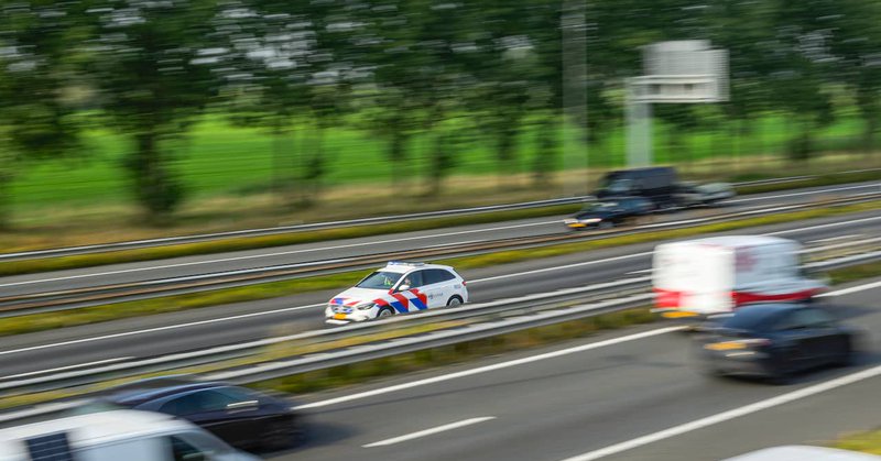 Auto's beschadigd op A28 door voorwerpen van viaduct
