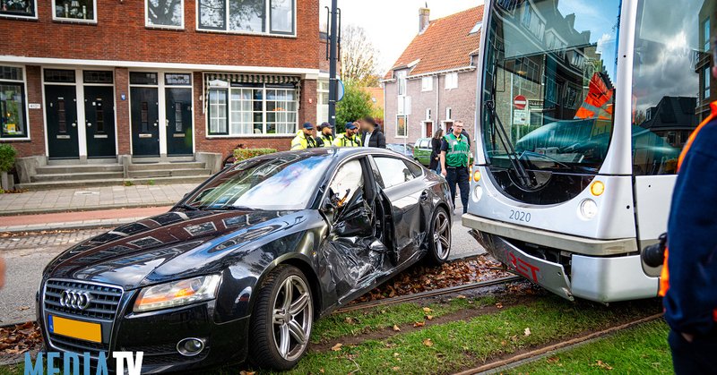 Tram ontspoord na aanrijding met auto