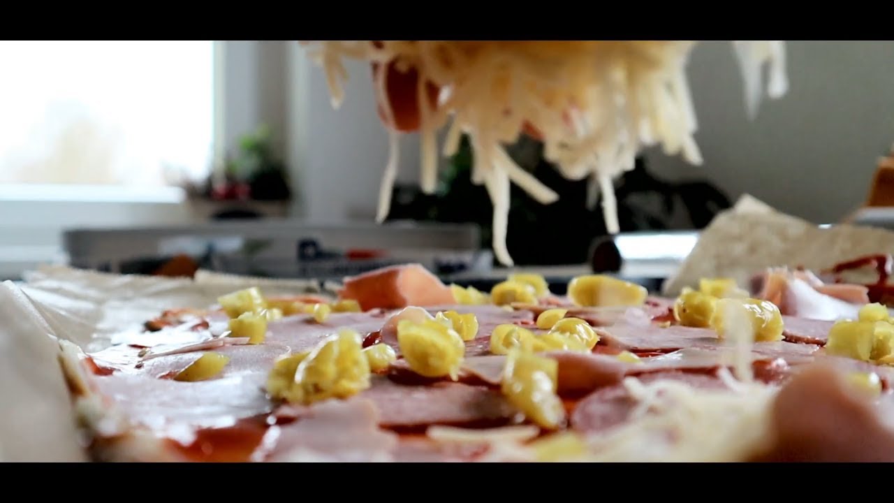 mimideluxe_1's tweet card. Pizza Rezept / Grundrezept Hefeteig. Salami-Schinken-Peperoni Pizza...