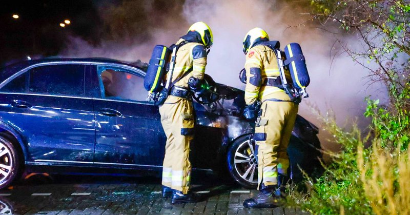Felle brand verwoest auto op carpoolplaats