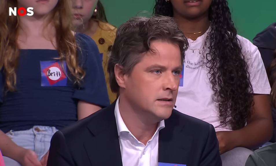 JoopSoesan's tweet card. CDA-leider Henri Bontenbal deed zondag, tijdens de verkiezingsuitzending van het Jeugdjournaal, enkele opmerkelijke uitspraken over Israël. Ze leiden tot felle reacties op sociale media, ook onder chr