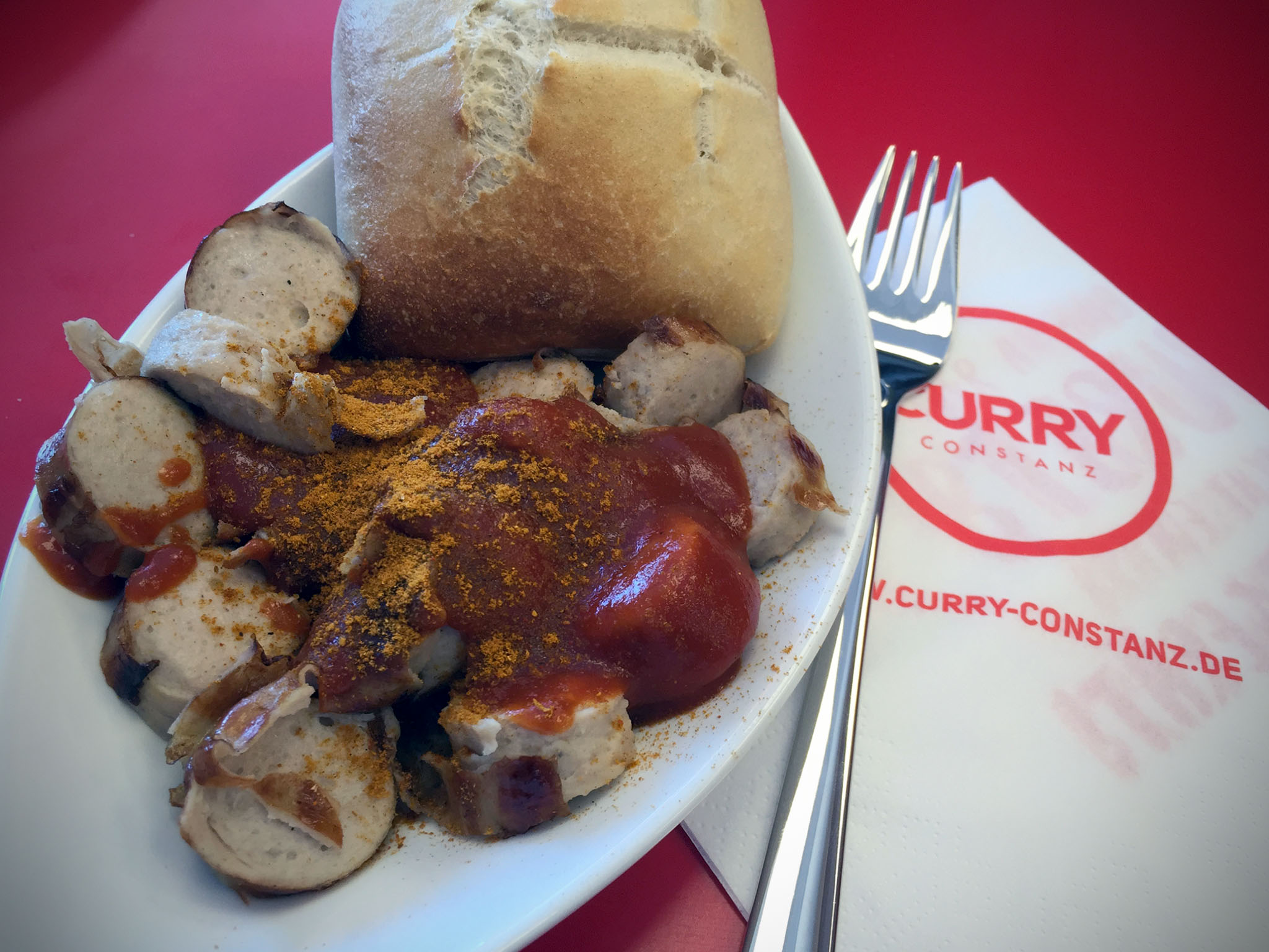 currywurstblog's tweet card. Am heutigen Samstag eröffnete in Konstanz am Bodensee bei strahlendem Sonnenschein ein neuer Currywurst-Imbiss. Grund genug an das…