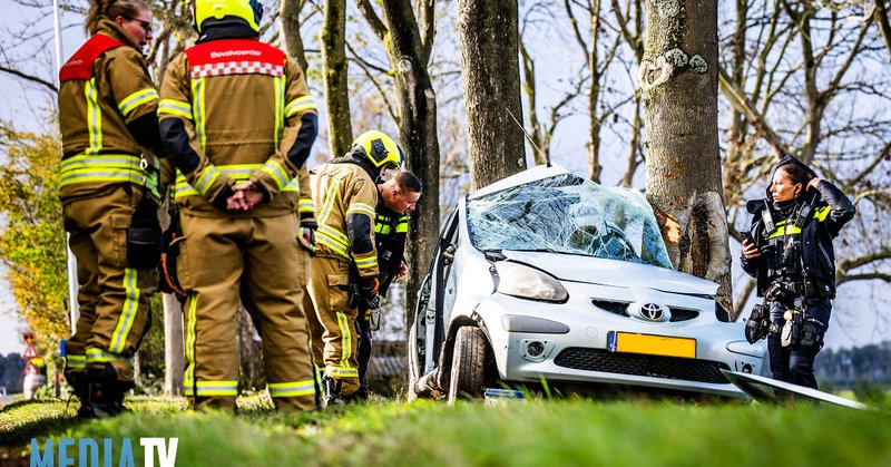 Bestuurder door brandweer bevrijd na aanrijding tegen boom