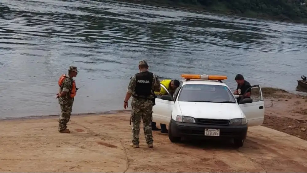 elpoderpy's tweet card. Una bolsa de arpillera fue encontrada esta mañana en Puerto Irala, Alto Paraná, en el río Paraná. Inicialmente se pensó que contenía dos cuerpos, pero las autoridades confirmaron que solo había un...