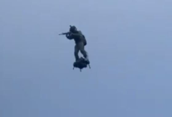 zonemilitaire's tweet card. Vedette de l'édition 2018 du Forum innovation défense puis du défilé du 14 juillet 2019, le Flyboard Air avait très vite suscité l'intérêt de l'Agence de