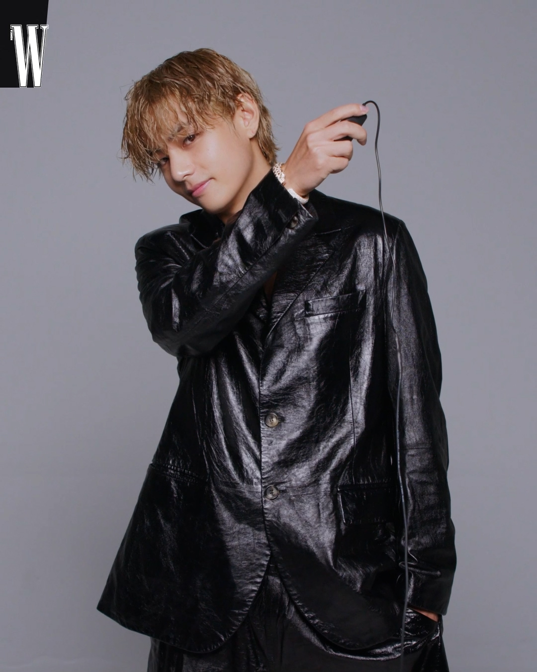 wkorea's tweet card. 셀피 찍기 아직 어려운 당신! 뷔 포즈 참고하기!