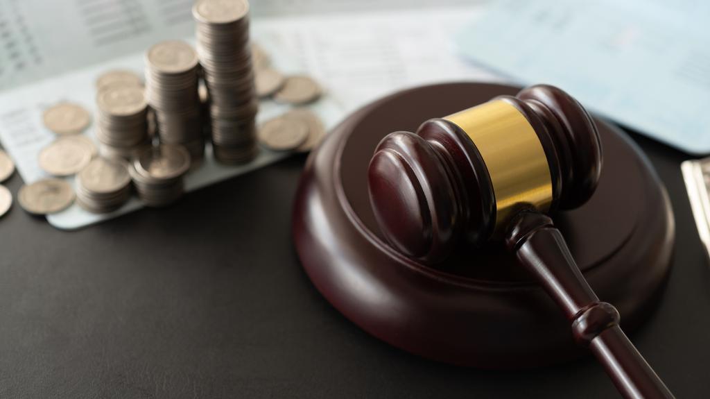 MiamiHerald's tweet card. An insider trading case against Surfside, Florida’s Kris Bortnovsky and Bay Harbor Islands’ Ryan Shapiro fell apart when David Schottenstein refused to testify.