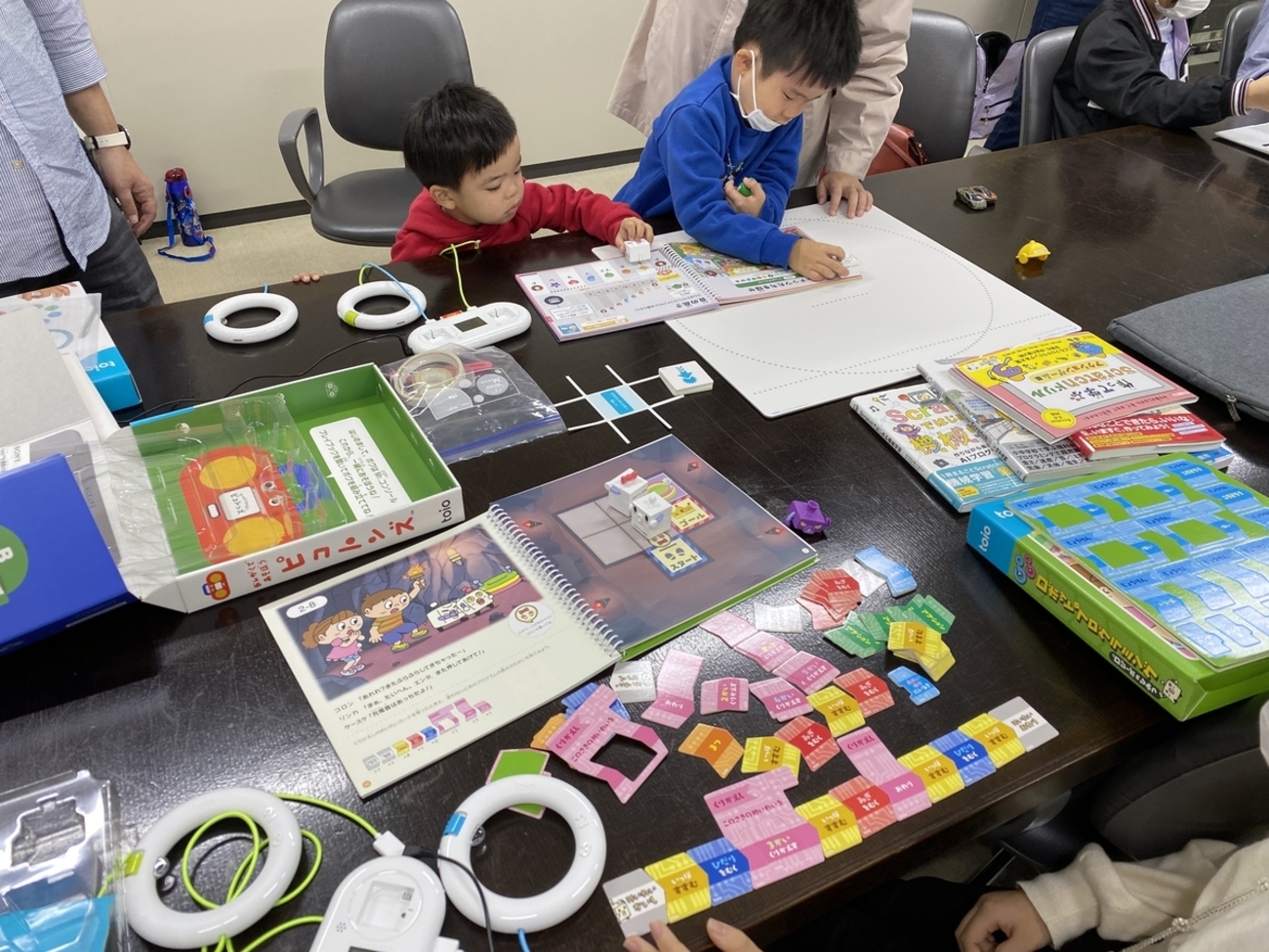 CoderDojoKadena's tweet card. 第38回 CoderDojo 嘉手納を開催しました！ coderdojo-kadena.connpass.com 今日は7名のニンジャと3名のメンターが参加してくれました！