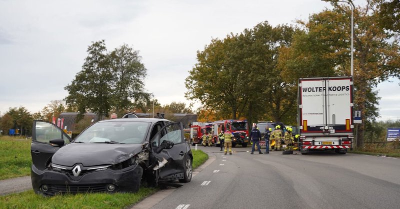 Aanrijding tussen vrachtwagen en auto op N301 bij Roode Schuur
