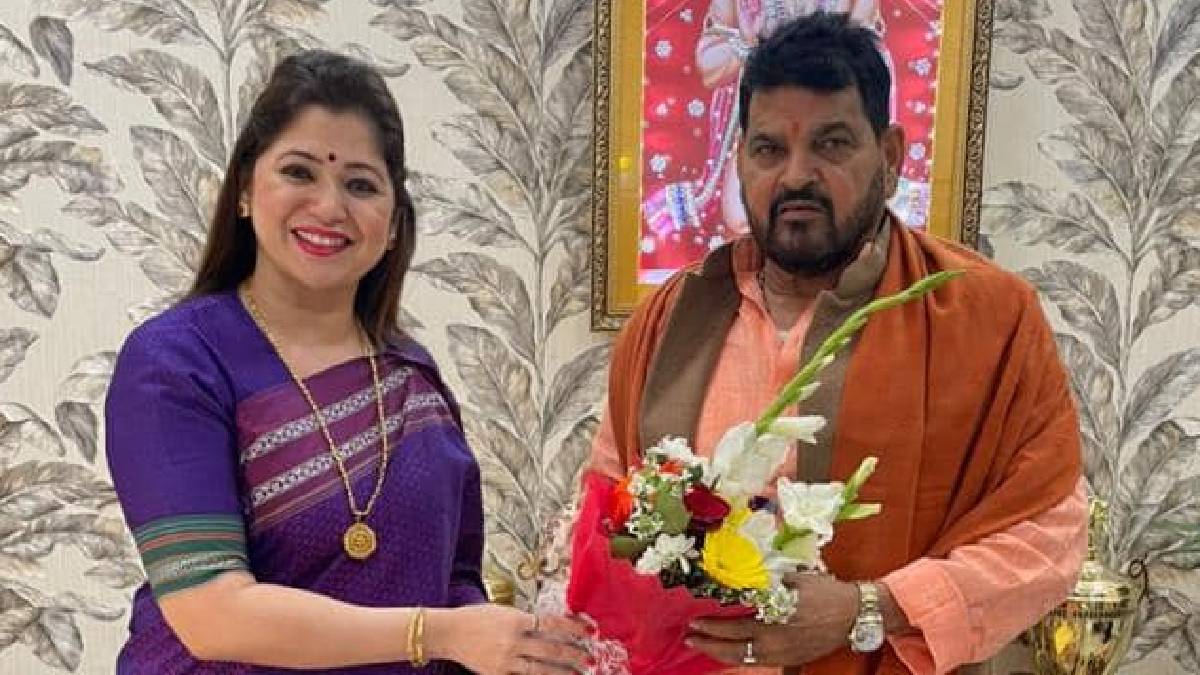 LoksattaLive's tweet card. ब्रिजभूषण सिंह यांना वाढदिवसाच्या शुभेच्छा दिल्याने दीपाली सय्यद ट्रोल, युजर्स म्हणाले; "बलात्काराचे आरोप असणाऱ्या..."| Actress And Shivsena Leader Deepali sayed Trolled after she meet Brijbhushan...