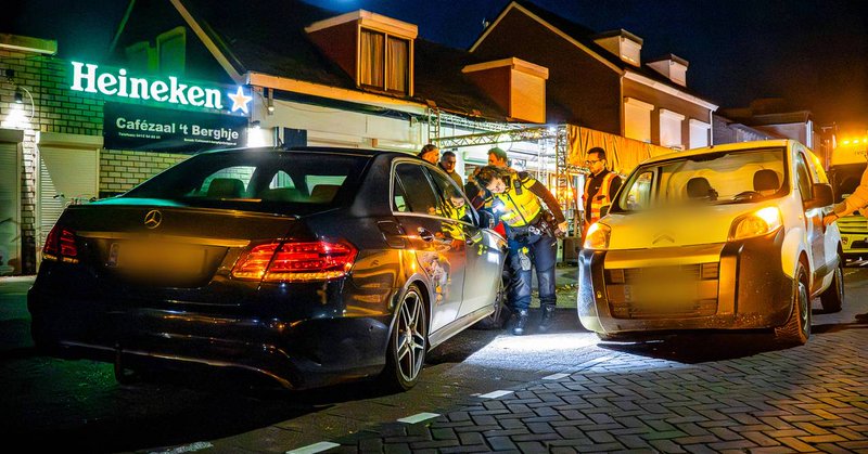Mercedes total loss na aanrijding met maaltijdbezorger